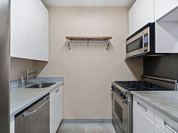 4th image of 99 John St APT 2210