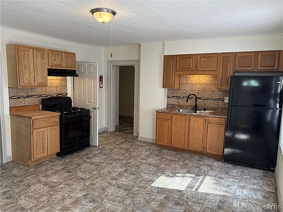 2nd image of 1018 Green St