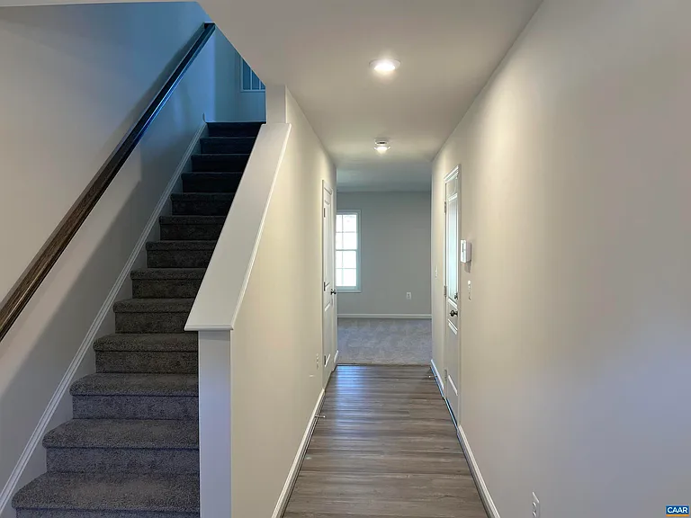 325 Willowshire Ct — Photo 2
