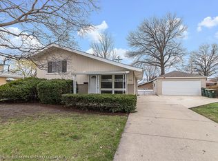 8541 N Shermer Rd, Niles, IL 60714