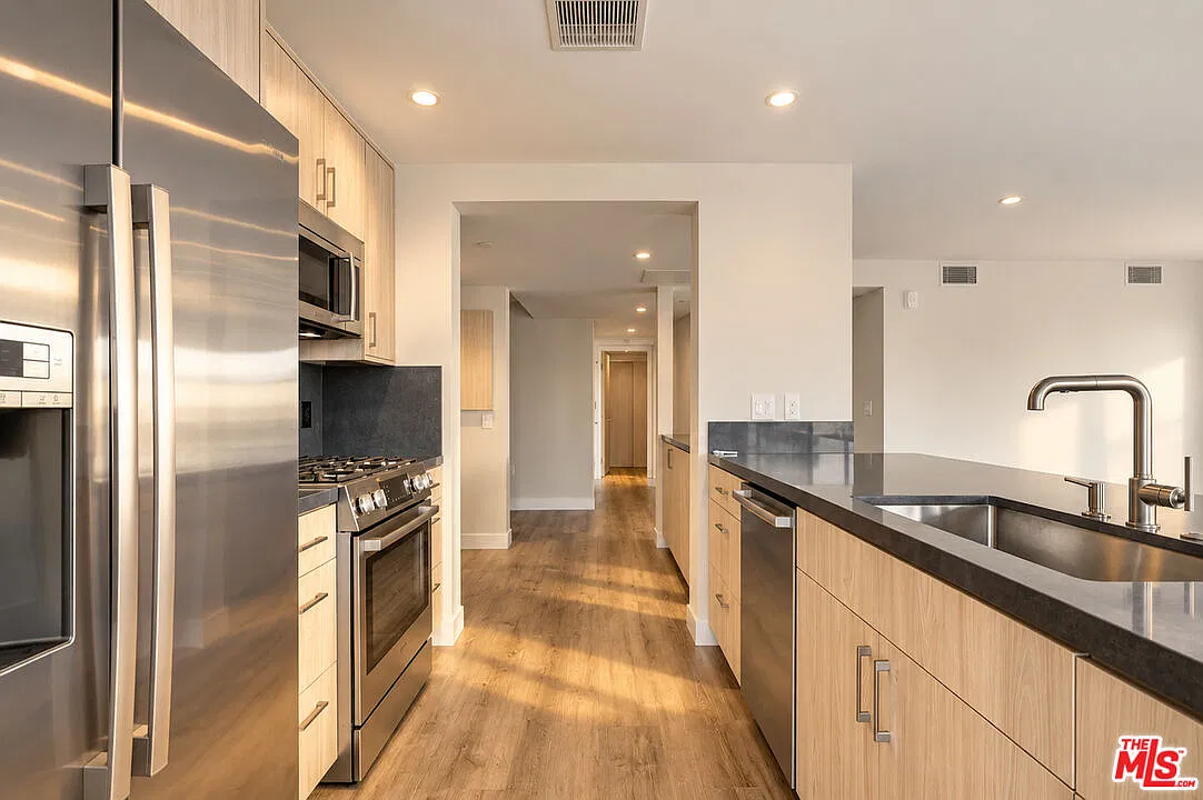 2 bed, 3.0 bath, 1389 sqft, $6,500 — Photo 1