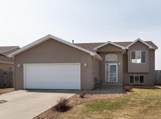 1043 39th Ave W, West Fargo, ND 58078