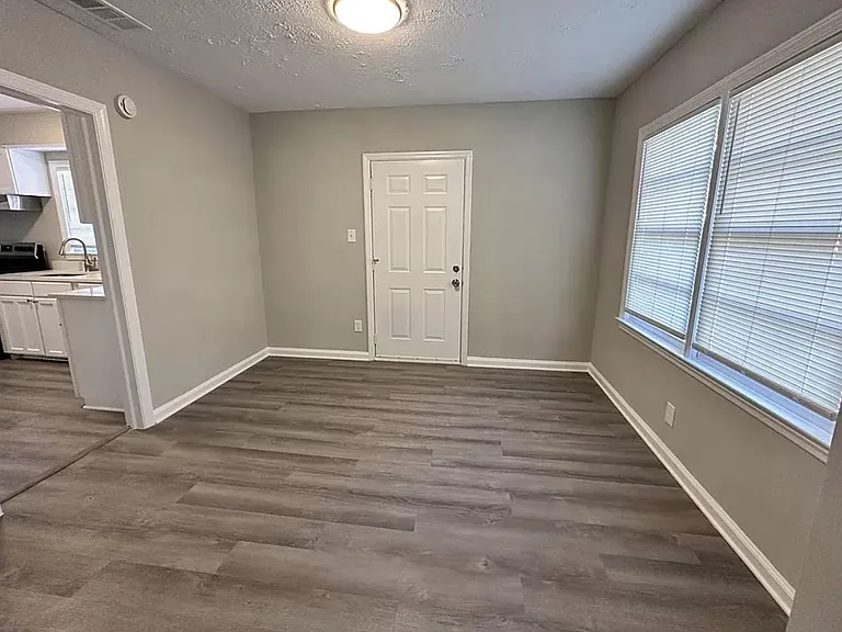 2826 Walker St — Photo 7