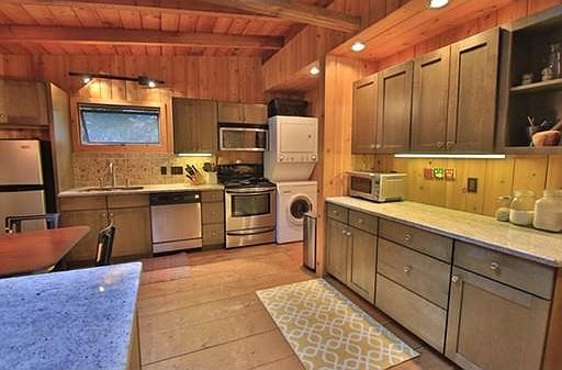 4th image of 16 Rockwood Ln