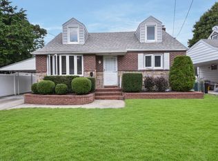 7 Birch Pl, Farmingdale, NY