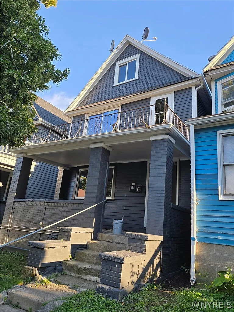 2 bed, 1.0 bath, 1000 sqft, $1,200 — Photo 1