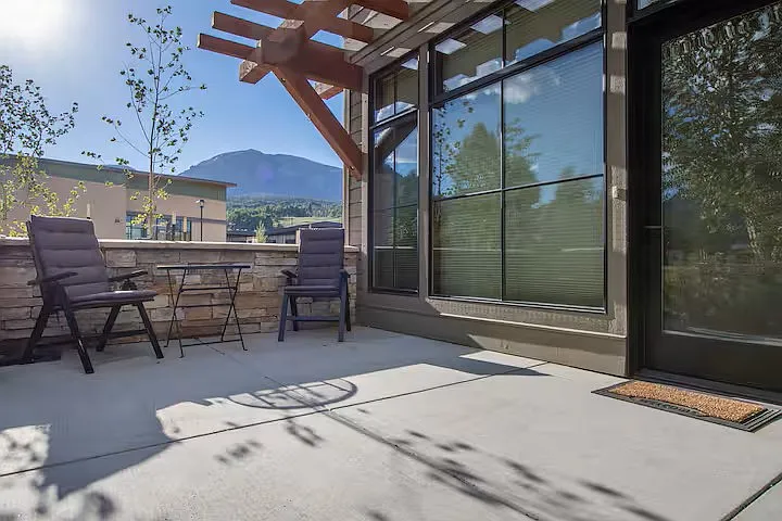 Large patio facing south w/lots of sunlight