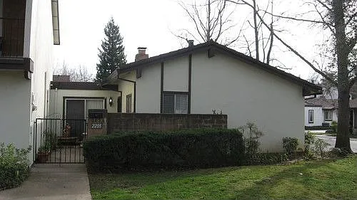 2205 Bridlewood Dr photo 1