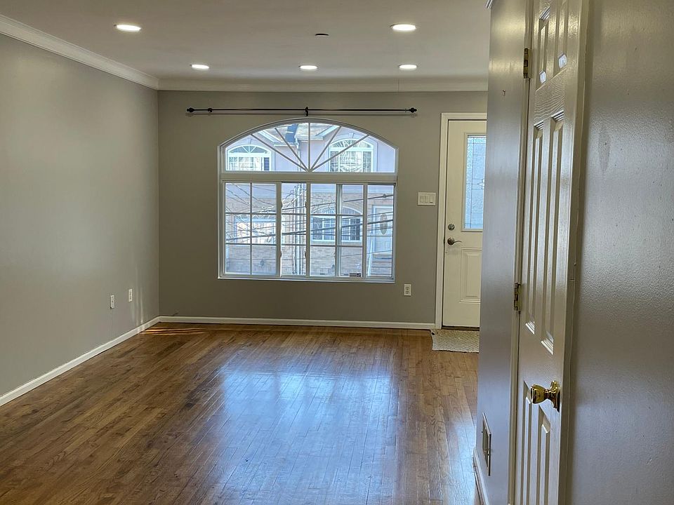 1st image of 27 Maxie Ct #2