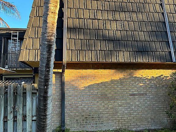 3rd image of 170 Woodland Rd