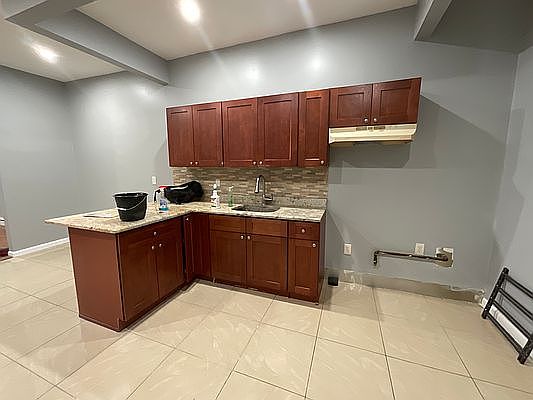2nd image of 908 Belmont Ave #2
