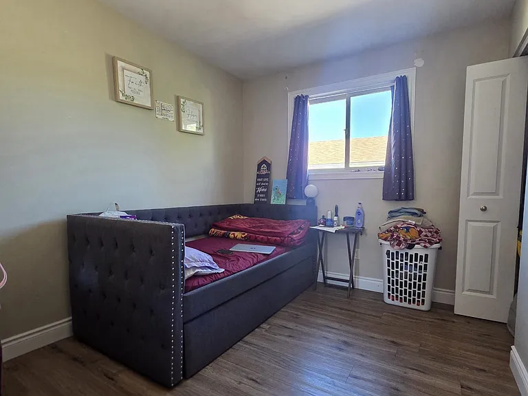 287 Portsmouth Cres E — Photo 11