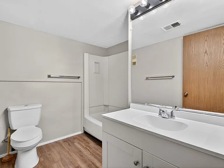 Woodhue Apartments — Photo 24