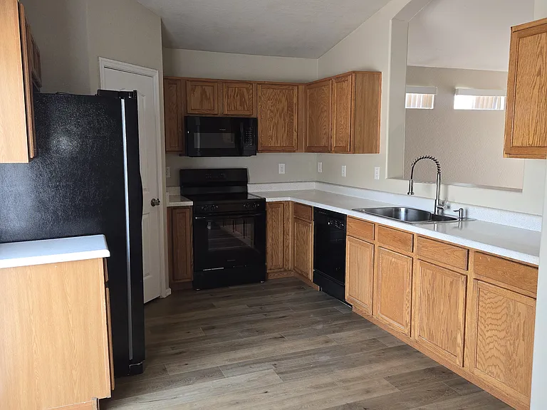 1410 S 107th Ln — Photo 2