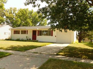 909 Doctor St, Manchester, IA 52057