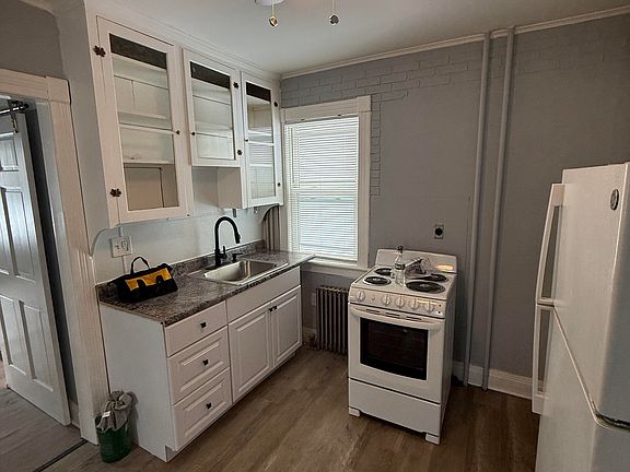 4th image of 16 Bonheim St #1