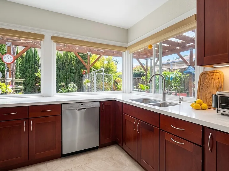 Beautiful kitchen with views. Bosch dishwasher. Designer curtain.