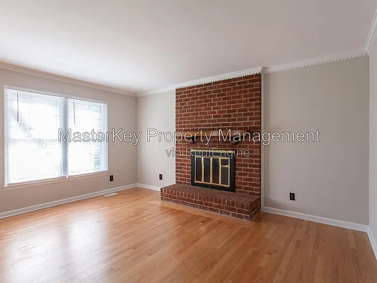 702 Buckingham Rd — Photo 4