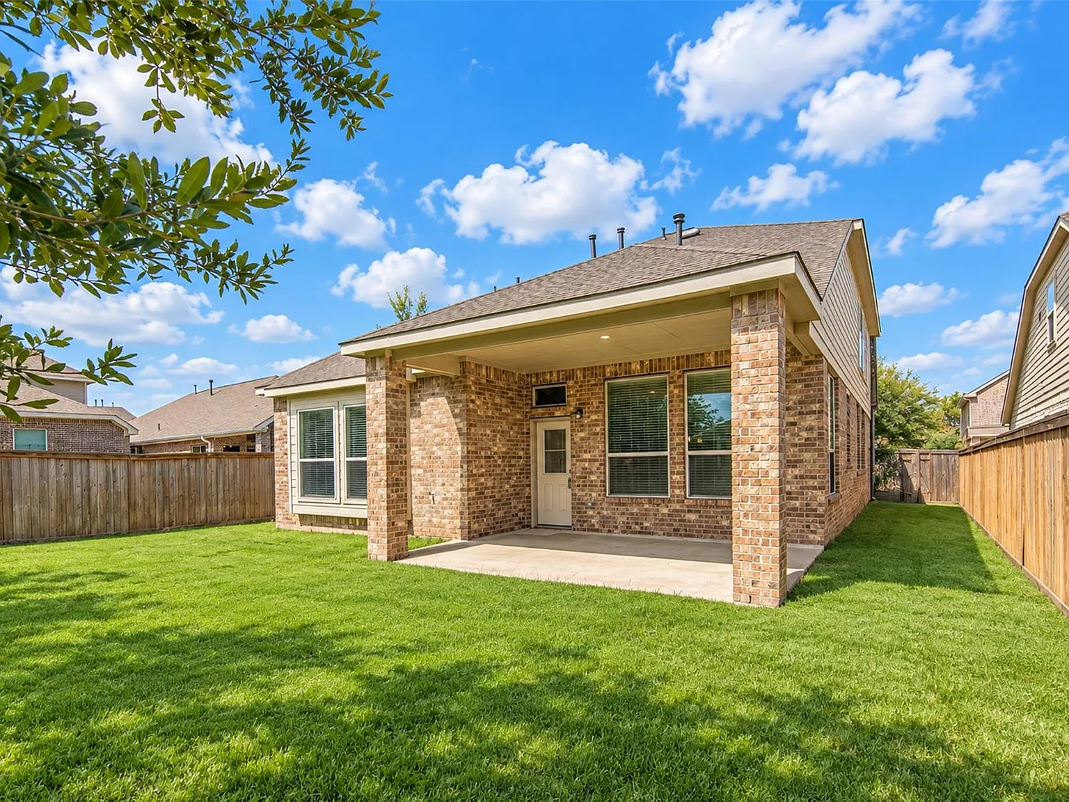 4 bed, 3.0 bath, 2910 sqft, $3,200 — Photo 2