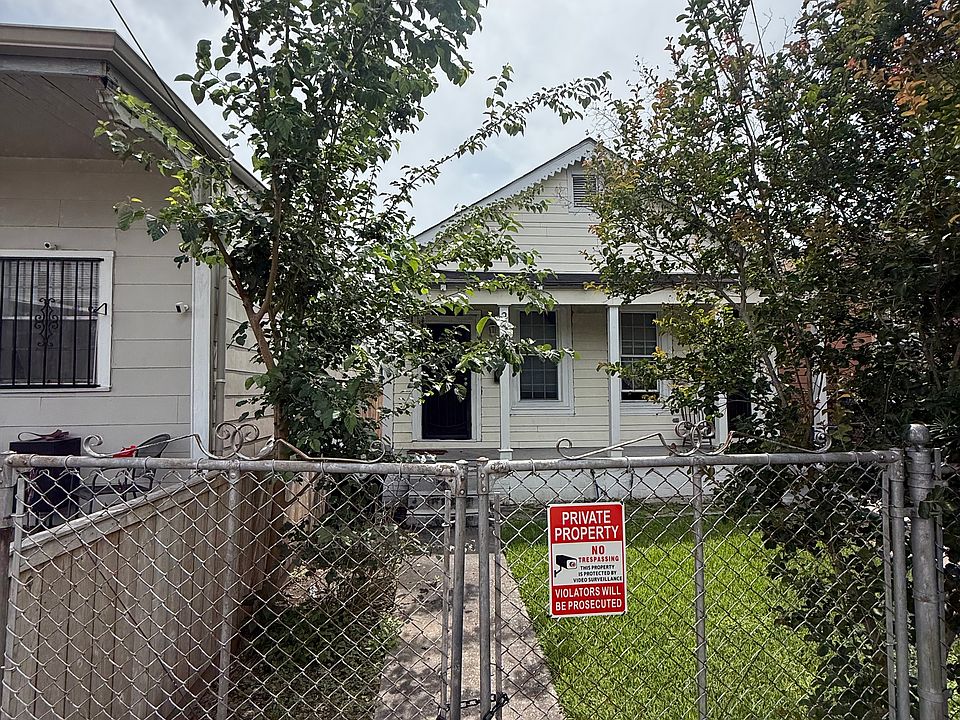 1st image of 2916 1st St