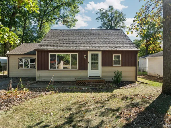 917 Lowell Ave, Jackson, MI 49202