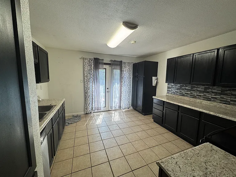 5107 Anacacho St — Photo 2