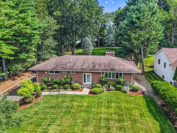 3rd image of 3625 Pinecrest Rd