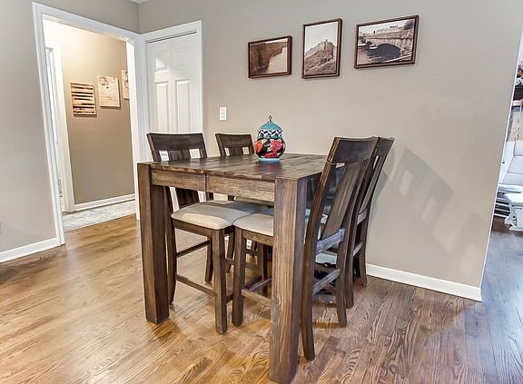 5th image of 122 S Lodge Ln