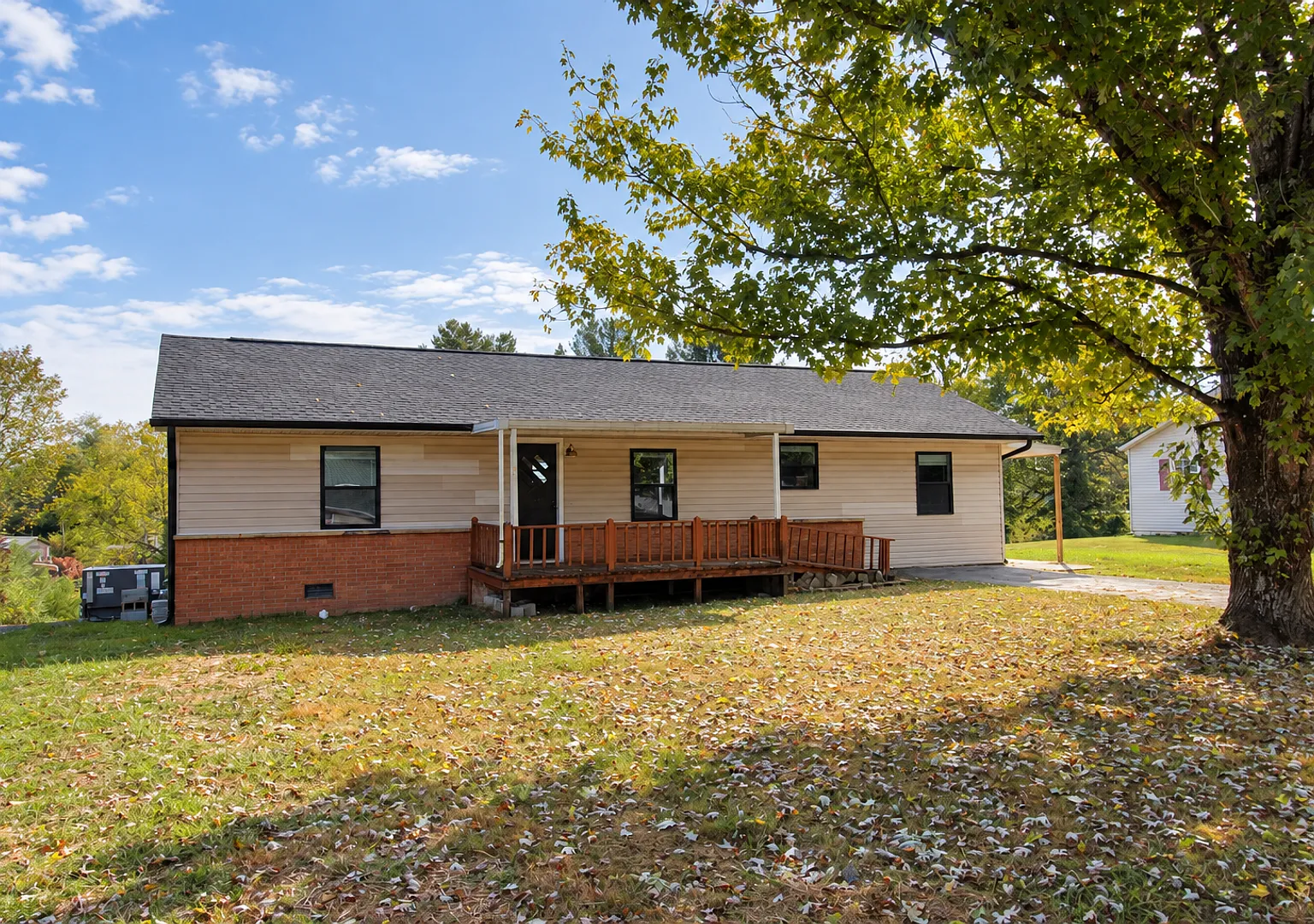 Single-Level 3 Bedroom Home with Hardwood Floors, Stainless Appliances, and Backyard in Crossville — Photo 1