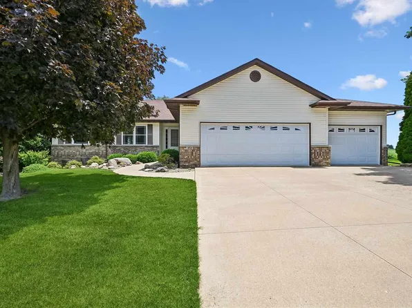 452 Sunset Dr, Fairfax, IA 52228