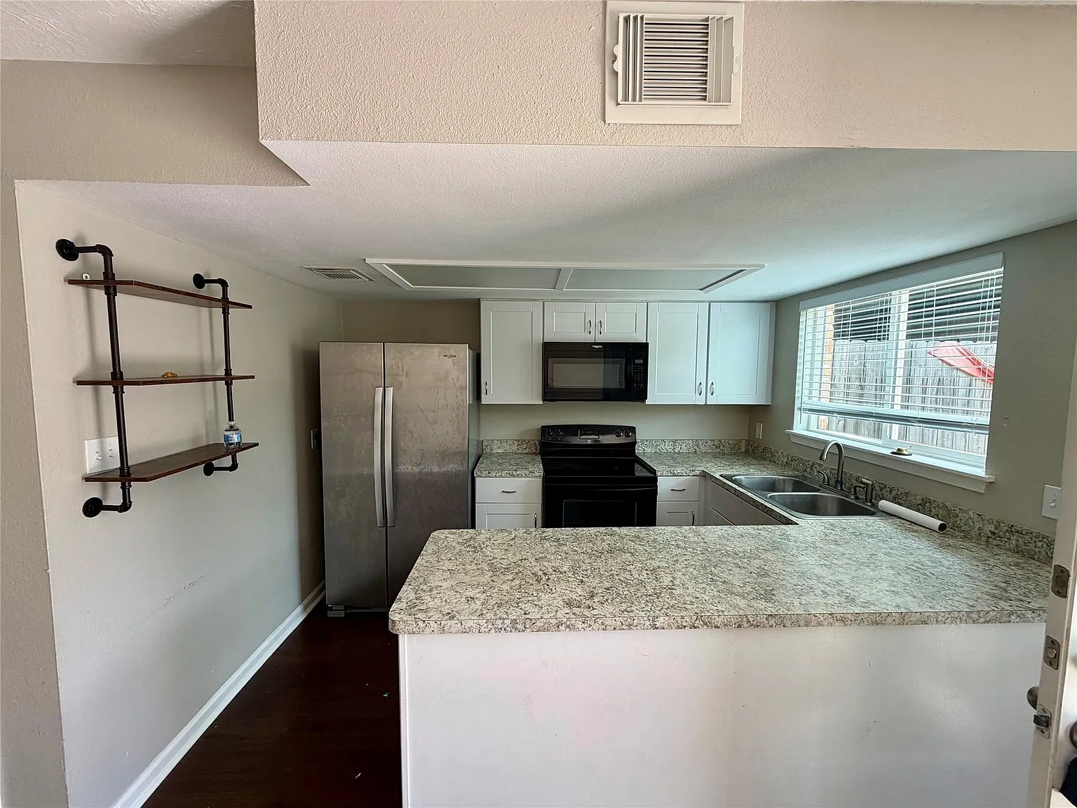 2 bed, 1.5 bath, 1088 sqft, $1,550 — Photo 2