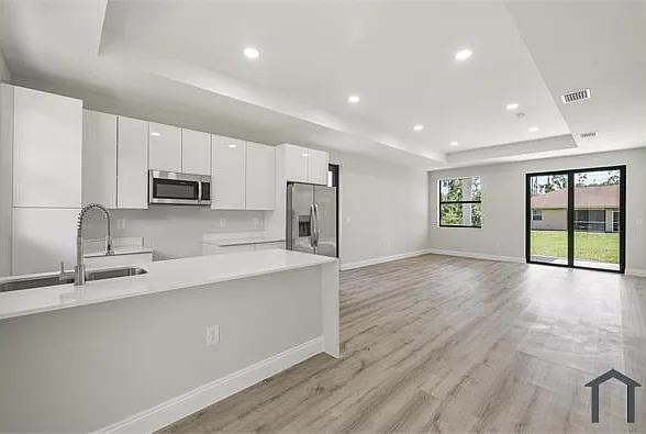 934 Binkley St E — Photo 6