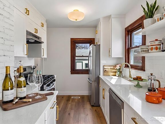 4th image of 4618 Queen Ave N