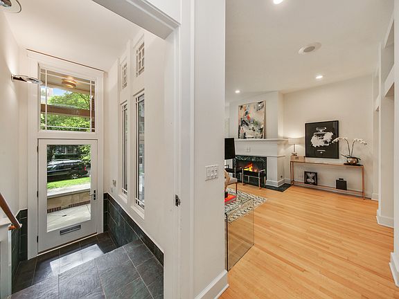 5th image of 2431 N Burling St #1