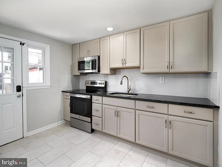724 S Penn St — Photo 9