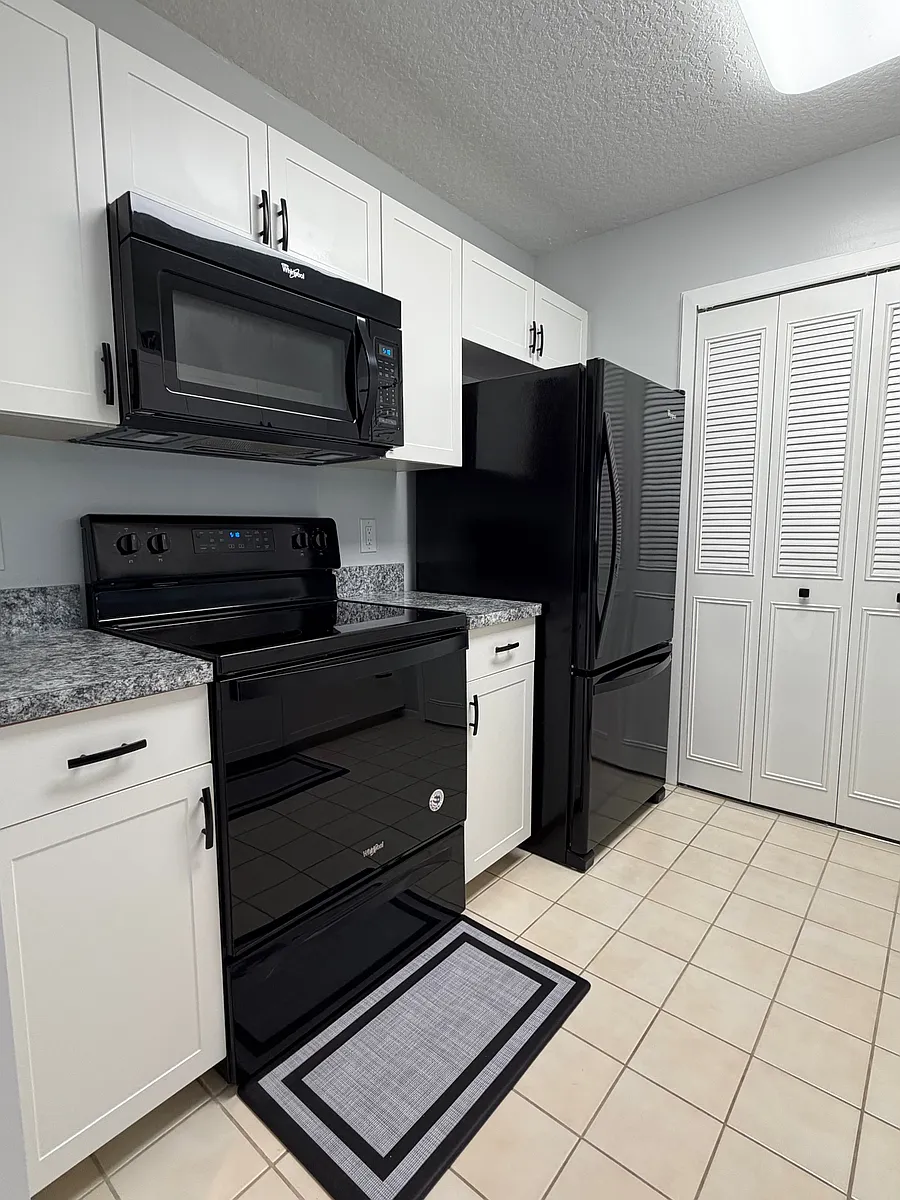 Upgraded kitchen w/ pantry! - 30 Plantation Dr #101