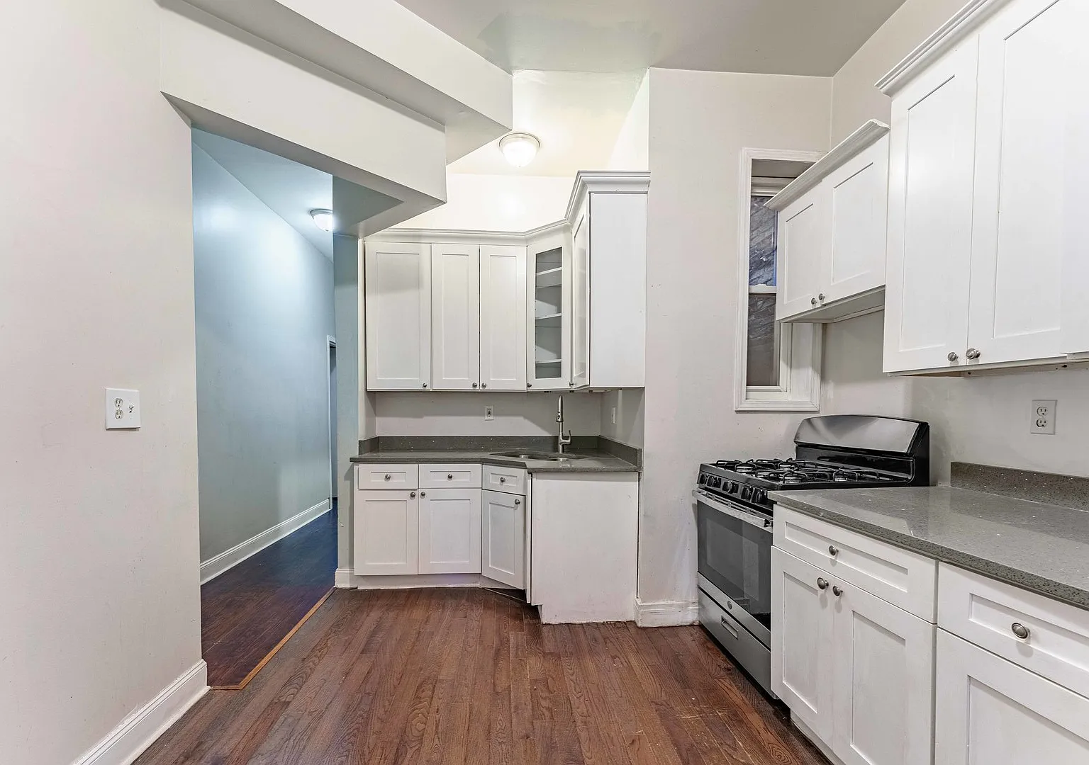 3 bed, 1200 sqft, $1,900 — Photo 2
