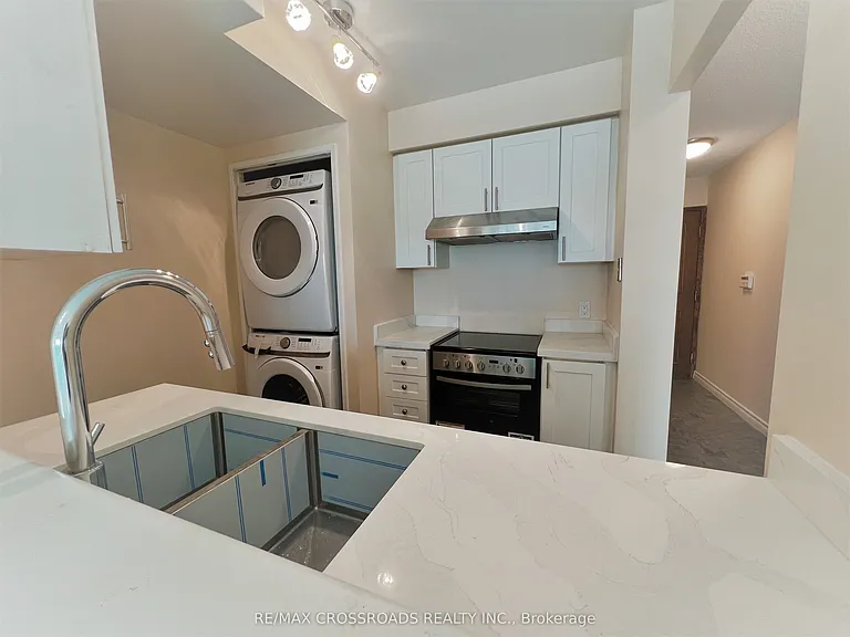 8 Lee Centre Dr #1702 — Photo 8