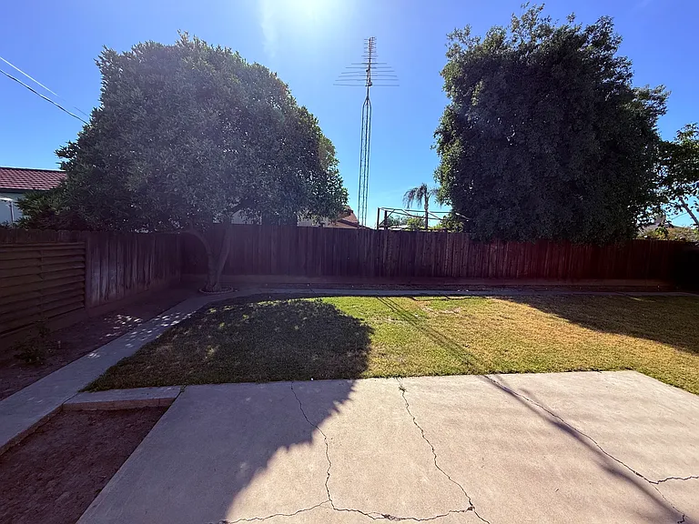1043 Grove Ave — Photo 9