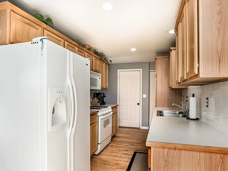 Kitchen (staged)