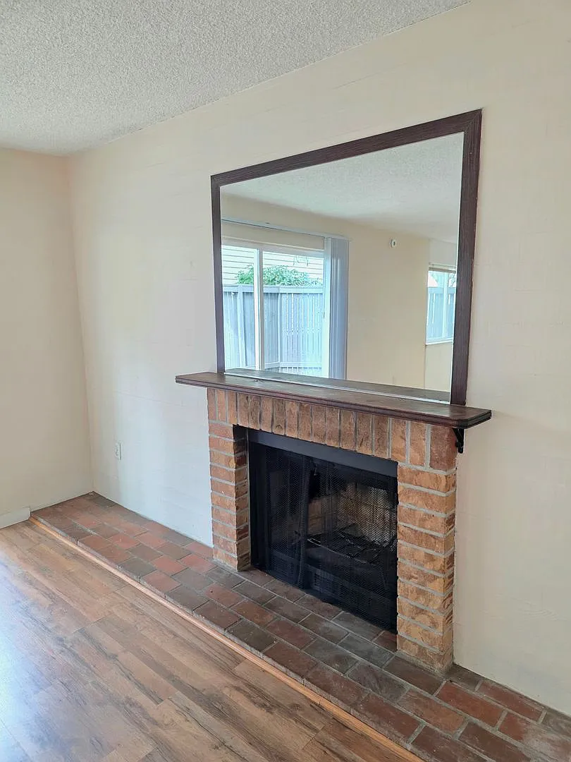 Renton Sunset Heights Condominiums - 2 bedroom 1 bathroom lower floor unit - W/S/G included- Avai... — Photo 4