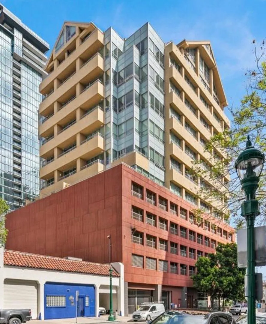 Urban Fully Furnished 2 bedroom 1.5 bath in the amazing 350 W Ash building — Photo 1