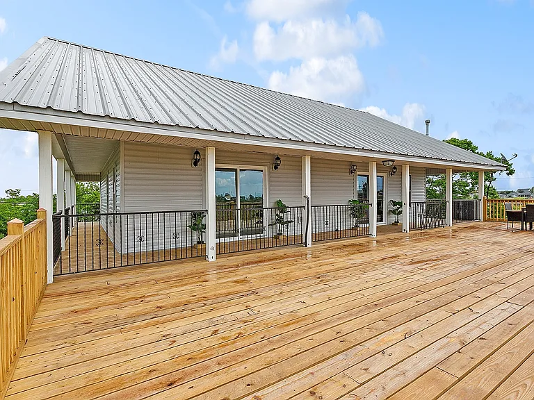 104 Carr Dr — Photo 2