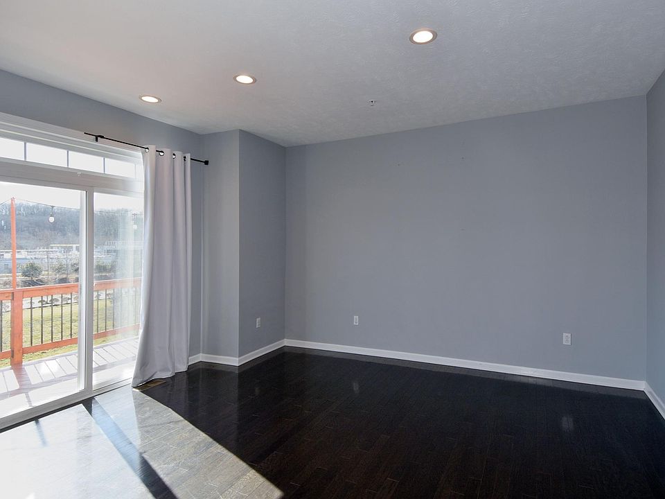 The main floor has a nice dinning area with lots of recessed lights.