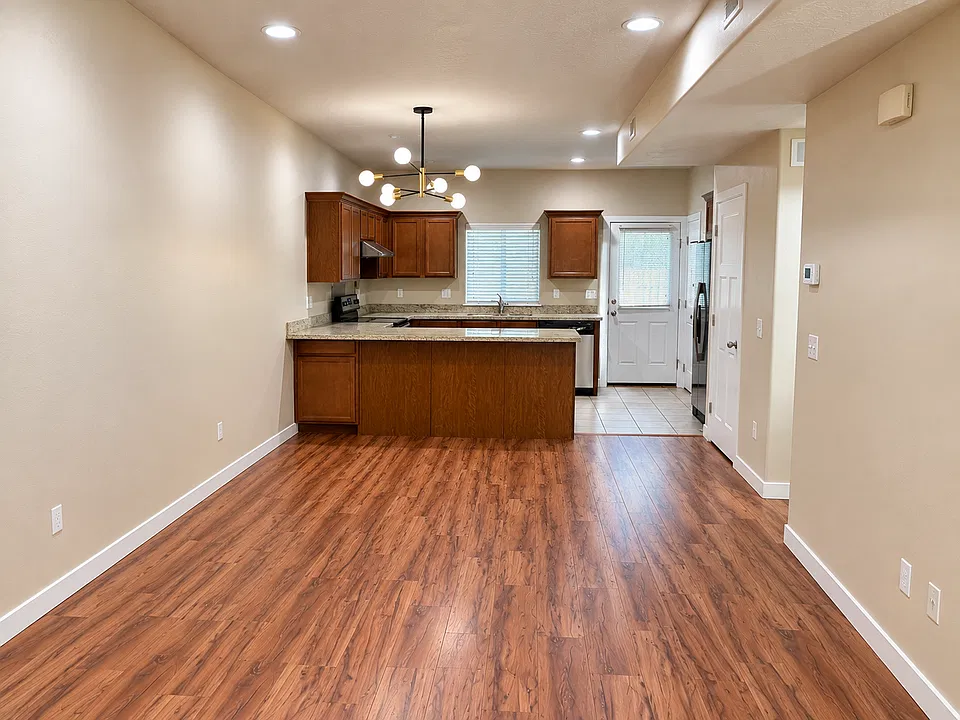 28 W Merrimac Ave