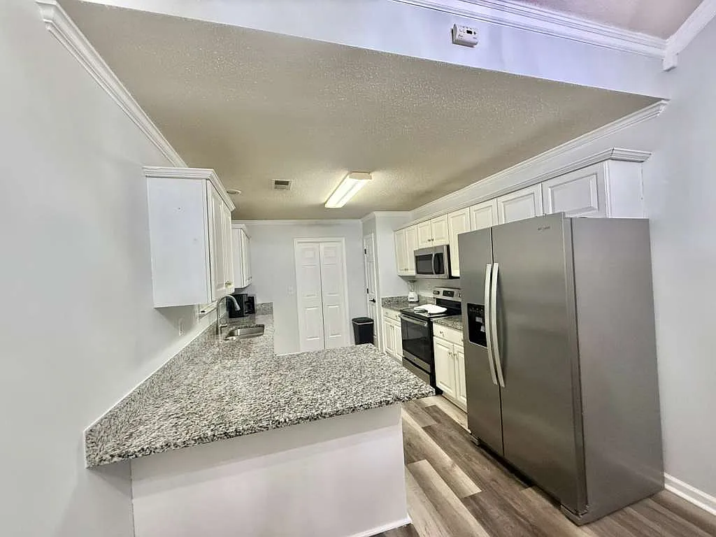 5 bed, 2047 sqft, $7,495 — Photo 4