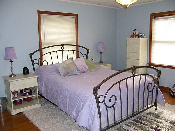 5th image of 4190 Arbutus Ave