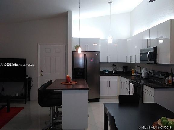 5th image of 907 NE 199th St APT 204