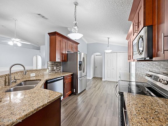 3rd image of 1969 WILLESDON Drive W