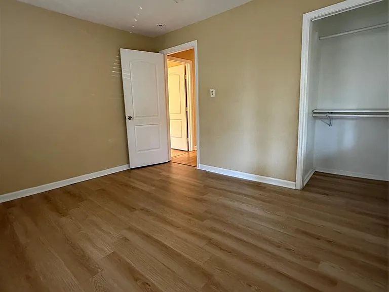 1504 Lawrence Ave — Photo 3